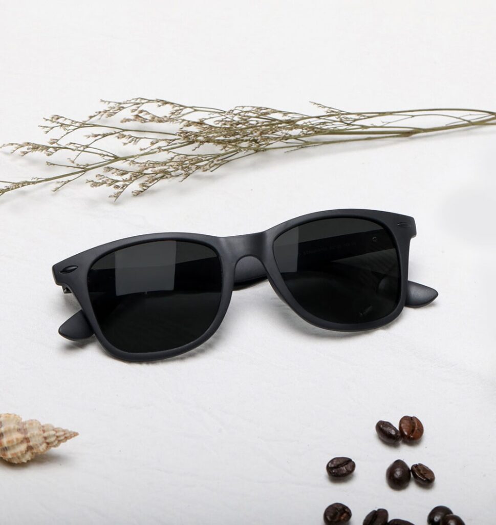 Xiaomi Polarized Sunglasses, UV protection, stylish, TR90 frame, TS&TAC polarized
lenses, glare reduction, fatigue reduction, driving, outdoor sports, travel, retina and cornea injury
prevention, clearer vision, photochromic lenses, lightweight, active travelers, outdoors exploration